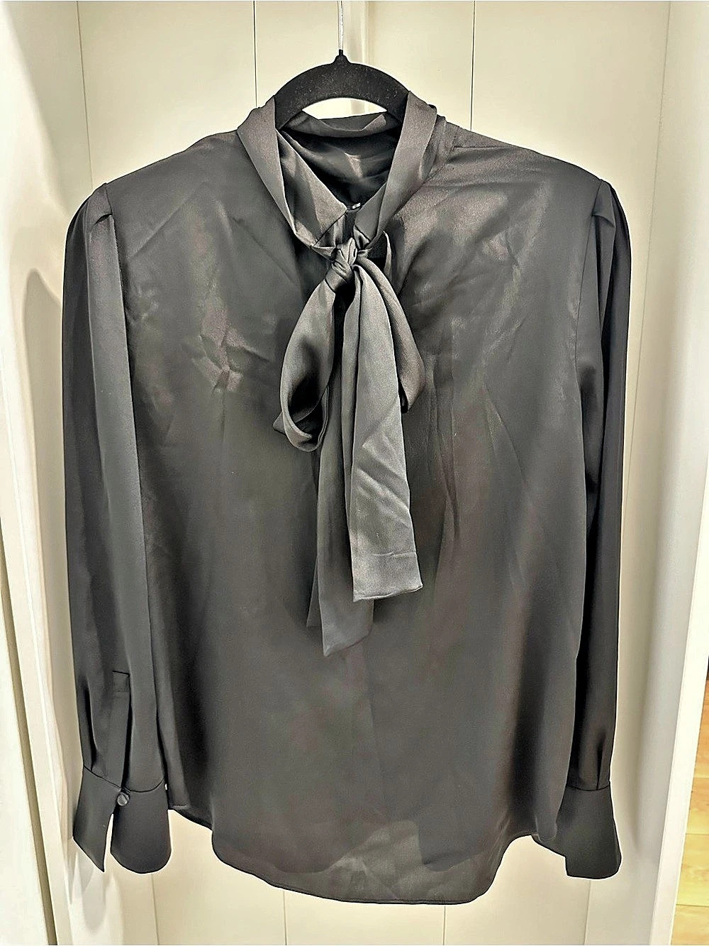Ann Taylor Tie Neck Blouse in Black Size XS Like New